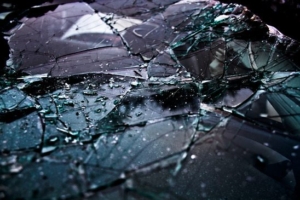 photodune-7673418-broken-car-windshield-3-xs